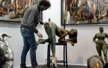 Nettoyage d'une sculpture de l'artiste français Christian Maas exposée à la foire d'art contemporain de Strasbourg, le 26 novembre 2015 