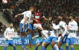 Le milieu de terrain niçois Khephren Thuram saute plus haut que les défenseurs versaillais, lors de la demi-finale de la Coupe de France, le 1er mars 2022 à l'Allianz Riviera