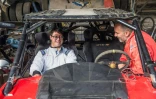 Jacques Barron (d) parle à son fils Lucas, qui sera son co-pilote durant le Dakar 2019, à Lima, le 18 décembre 2018