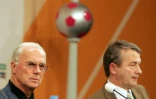 Franz Beckenbauer (g), président du Comité allemand d'Organisation du Mondial-2006 en Allemagne et Wolfgang Niersbach, vice président, le 7 décembre 2005 à Leipzig