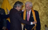 Le président équatorien Guillermo Lasso remet la Grand-Croix de l'Ordre national du mérite à Mario Vargas Llosa à Quito, le 27 septembre 2021