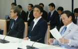Le Premier ministre japonais Shinzo Abe (C), et le ministre des Finances Taro Aso (D) lors d'une réunion le 24 juin 2016 à Tokyo
