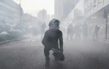 Un manifestant défie la police qui tire des gaz lacrymogènes à Hong Kong