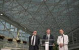 Le directeur de la Salle de presse du Saint-Siège, Matteo Bruni (au centre), le professeur Sergio Alfieri (à droite) et le docteur Luigi Carbone donnent une conférence de presse à l'hôpital Gemelli où le pape François est hospitalisé à Rome, le 22 mars 2025