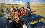 Des villageois à bord d'un camion sur une route du village de Tanggedu, sur l'île de Sumba, le 23 juin 2026 en Indonésie