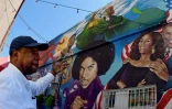 Furard Tate, co-fondateur de DMV Black Restaurant Week, devant une peinture murale à Washington, le 29 juin 2021