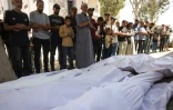 Des Palestiniens prient devant les corps de victimes des frappes israéliennes nocturnes, à l'hôpital Al-Chifa de la ville de Gaza, le 30 mai 2025
