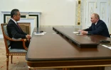 Le président russe Vladimir Poutine (d) et le ministre chinois des Affaires étrangères Wang Yi lors d'une rencontre à Saint-Pétersbourg, le 12 septembre 2024
