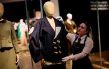Un ensemble deux pièces en serge bleu marine  de la collection "Fin du monde, sorcières" automne-hiver 1983 de la créatrice de mode britannique Vivienne Westwood, exposé chez Christie's avant une vente aux enchères, le 13 juin 2024 à Londres