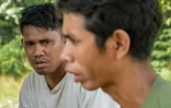 Le noble Umbu Ana Rara (g) et son esclave Kanisius Kanyali Hambarita (d) au village de Tanggedu, sur l'île de Sumba, le 23 juin 2026 en Indonésie