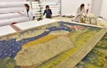 Restauration d'une tapisserie de la tenture de l'Apocalypse, le 22 septembre 2016 Ă Angers