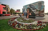 Une fresque de la défunte architecte anglo-irakienne Zaha Hadid sur un mur de la capitale Bagdad, le 26 avril 2022