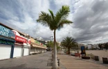La promenade de la plage Los Cristianos à Tenerife, aux Canaries, déserte le 13 avril 2020, pendant le confinement espagnol