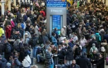 Les passagers attendent dans la gare londonienne de St. Pancras après la suspension de tous les Eurostar entre Paris et Londres le 30 décembre 2025
