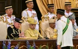Le nouveau roi de Malaisie, Ibrahim Sultan Iskandar, signe des documents lors de sa prestation de serment au palais national de Kuala Lumpur