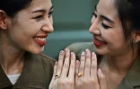 Un couple du même sexe prend part à une cérémonie symbolique de mariage à Bangkok avant la légalisation du mariage homosexuel, le 14 février 2023
