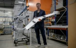 Le cofondateur de la société française Delai Bastian Mancini avec le drone Oscar à Labège, dans le sud-ouest de la France, le 11 avil 2025