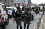 Des policiers afghans non loin du lieu de l'explosion à Kaboul, le 8 mars 2017