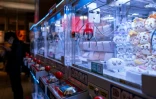 Des machines Ă pinces dans une salle d'arcade Ă Tokyo, le 22 novembre 2025