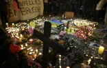 La place de la Bourse à Bruxelles est devenue un lieu de recueillement après les attentats