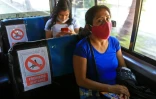 Des passagers à bord d'un autobus à Moche, La Libertad, dans le nord du Pérou, le 29 mai 2020