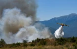 Un avion Canadair CL-415 de la Sécurité civile française largue de l’eau sur un incendie de forêt au col des Auzines, près de Trévillach, dans le sud de la France, le 5 juillet 2026