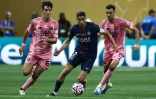 Le latéral marocain du PSG Achraf Hakimi entouré de Tomas Aviles (gauche) et Sergi Busquets (droite) lors du 8e de finale du Mondial des clubs entre le PSG et l'Inter Miami à Atlanta le 29 juin 2025
