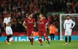 Roberto Firmino (N.9) partage sa joie avec Emre Can après son but avec Liverpool contre Séville à Anfield, le 13 septembre 2017