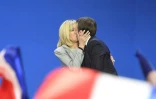 Emmanuel Macron embrasse sa femme Brigitte Trogneux sur scène au Parc des Expositions à Paris, le 23 avril 2017, au soir du premier tour de l'élection présidentielle