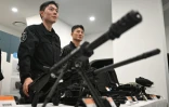 Des soldats sud-coréens présentent des armes lors d'un exercice de défense civile simulant une éventuelle attaque d'artillerie de la Corée du Nord, dans un abri à Séoul, le 20 août 2026, en marge d'un exercice militaire conjoint entre la Corée du Sud et les États-Unis baptisé "Ulchi Freedom Shield"