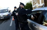Dans le cadre du confinement la police française contrôle les automobilistes le 6 novembre 2020 à la frontière belge à Quievrechain 