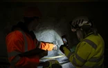 Des étudiants et doctorants de l'ETH Zurich examinent les fissures du tunnel BedrettoLab,  près de Bedretto, le 29 avril 2026 en Suisse