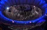 Feu d'artifice au stade Maracana lors de la cérémonie d'ouverture des JO-2016 le 5 août 2016 à Rio de Janeiro au Brésil