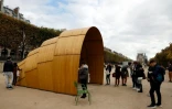 Une installation du designer israélien Ron Arad exposée dans le Jardin des Tuileries, le 19 octobre 2016 à Paris