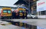 Des pompiers devant l'usine chimique Elkem Silicones, après une explosion, le 22 décembre 2025 à Saint-Fons, dans le Rhône