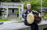 La joueuse de taiko Hana Ogawa du collectif Kodo, le 7 mai 2022 sur l'île de Sado, au Japon