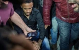 Neymar arrive en béquilles puis en chaise roulante dans un commissariat de police de Rio de Janeiro, le 6 juin 2019