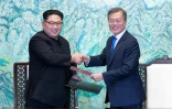 L président sud-coréen Moon Jae-in (d) et le leader nord-coréen Kim Jong Un échangent des documents signés pendant le sommet intercoréen, le 27 avril 2018 à Panmunjom
