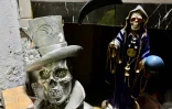 Un autel dédié à la Santa Muerte dans une maison lors d'une opération conjointe des forces armées et de la police nationale à Duran, en Equateur, le 15 janvier 2025