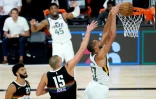 Rudy Gobert (Utah Jazz) manque un dunk sous la pression de Nikola Jokic (Denver Nuggets) lors du premier tour des play-offs NBA, le 17 août 2020 à Orlando, en Floride 