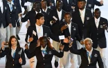 Les membres de la délégation d'athlètes réfugiés pendant la cérémonie d'ouverture des Jeux Olympiques au stade Maracana, à Rio de Janeiro, le 5 août 2016