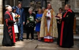 Le doyen de l'abbaye de Westminster accompagné de la première épouse de Stephen Hawking, Jane, et de sa fille Lucy, lors de la cérémonie funèbre de l'astrophysicien, le 15 juin 2018