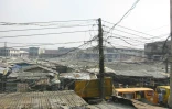 Réseau d'alimentation électrique dans le quartier d'Oshodi, à Lagos, le 16 avril 2003