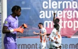 Tanguy Coulibaly (2eD) félicité par ses coéquipiers après avoir égalisé pour Montpellier à Clermont, le 14 avril 2024
