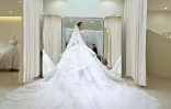 Une future mariée essaie sa robe dans une boutique spécialisée à Lüliang, dans la province du Shanxi, dans le nord de la Chine, le 11 février 2025