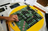 Bilal Asher, champion du monde de Scrabble des moins de 14 ans, joue contre le coach professionnel de Scrabble Waseem Khatri, le 16 février 2025 lors dun tournoi à Karachi