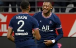 L'attaquant du PSG Kylian Mbappé (d) vient de marquer son second but sur un centre d'Achraf Hakimi (g) à Reims, le 29 août 2021