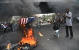 Des manifestants brûlent un drapeau américain, le 15 février 2019 à Port-au-Prince, en Haïti