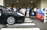 Les participants d'un stage de conduite pour seniors regardent une démonstration du système d'arrêt automatique d'une voiture, à Kanuma le 23 juillet 2017