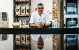 Le chef pâtissier de la chocolaterie Valrhona Frédéric Bau à Paris, le 1er mars 2024